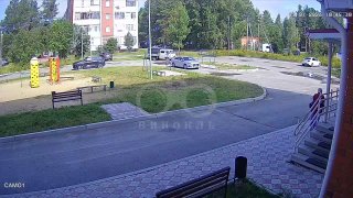 В Югорске коммунальщики нарушают правила, повреждая газоны
