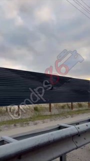 Опасность на объездной: отламывающийся профлист угрожает водителям