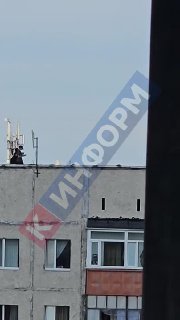 Подростки нарушают безопасность на крыше жилого дома в Сургуте