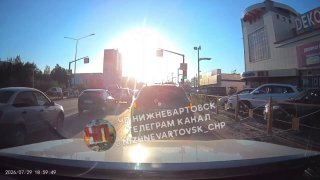 Некорректное водителя приоры сбежал после ДТП с зеркалом у магазина Decado