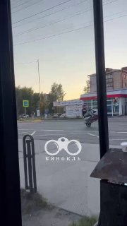 Мотоциклисты устроили акробатическое шоу в центре Югорска, шокировав пешеходов
