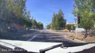 В Нижневартовске зафиксировали опасного водителя, нарушавшего ПДД на перекрёстке