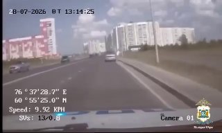 Полицейские помогли вартовчанке сменить колесо на дороге